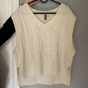 Stickad väst  - Säljer denna fina beigea väst då den inte kommer till användning. Den är från H&M och är i fint skick! Strl M, sitter löst på kroppen. Säljer för 60kr + frakt💕