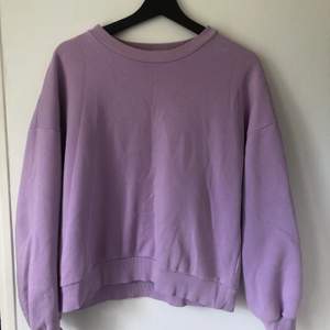 En lila sweatshirt från Gina Tricot i storlek M. Använd ett fåtal gånger. Frakt tillkommer📦