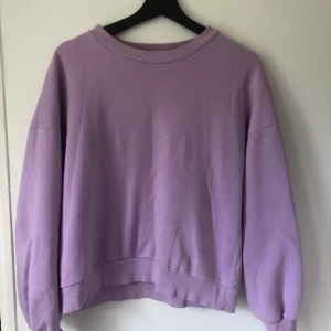 Sweatshirt Gina Tricot - En lila sweatshirt från Gina Tricot i storlek M. Använd ett fåtal gånger. Frakt tillkommer📦