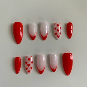 Press on naglar - Handgjorda press on naglar i storlek s. Målade med gellack och återanvändningsbara. Jag kommer skicka med 12 naglar för fler storleksalternativ (10 på bild) ❤️ jag kommer lägga ut fler modeller allt eftersom, skicka ett meddelande om ni vill beställa något av dem som redan finns i annan storlek eller färg. Alla set går att beställa i S, M eller L. ❤️ ifall du beställer en färg/ storlek som inte finns till försäljning just nu tar det några dagar då jag gör alla för hand själv. 