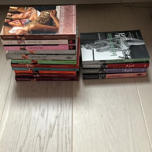 gossip girl/ it girl - gossip girl och it girl (samma författare) Säljer alla tillsammans. Det är inte fullständiga serier och väldigt olika kvaliteter. Kan frakta men priset får jag återkomma med. Kontakta vid fler frågor. Två dubbletter. Blandat svenska engelska.