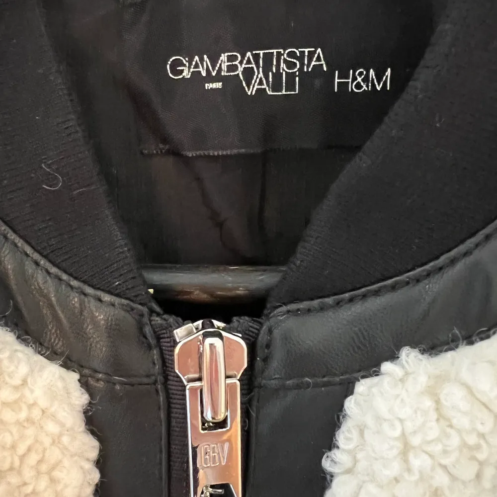 Supersnygg och välbevarad jacka från kollektionen på H&M i samarbete med Giambattista Valli👼 dragkedja för fickorna samt ”läder” detaljer. Otroligt fin och perfekt för alla tillfällen🚚❣️. Jackor.