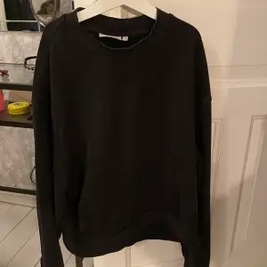 Säljer denna svarta sweatshirt från weekday i storlek S! Använd ett fåtal gånger så den är i bra skick.💞
