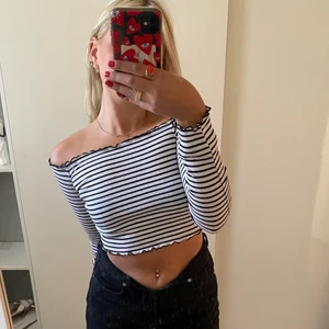 Svart vitrandig off shoulder topp - Jättefin ribbad off shoulder topp, jätteskön och fin och sitter stabilt vid axlarna och åker inte upp och ned! Går att klä upp och klä ned både på fest och till vardags?