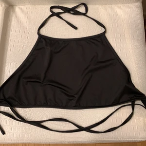 Topp med öppen rygg - Svart topp med öppen rygg. One size 