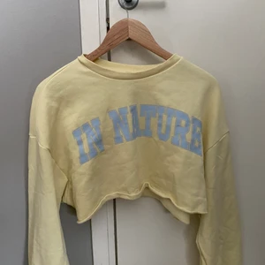 Gul tjocktröja  - Fin och bra material använd 1 gång den är kort så man behöver linne under men det är meningen 