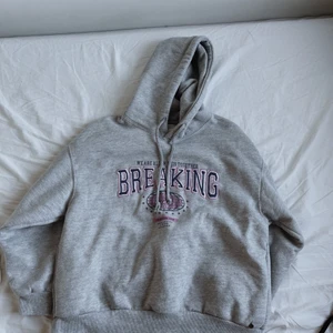 Grå hoodie - Superfin oanvänd hoodie från Pull&Bear, storlek S. Nyskick och fin passform. Skriv om du har frågor eller vill ha fler bilder☺️