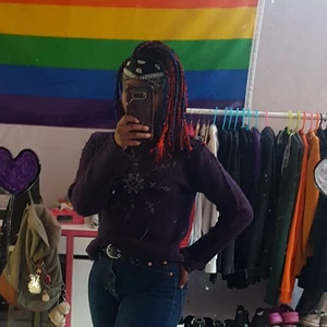 Stickad tröja - Stickad mörklila tröja med en stor snöflinga på  bröstet. Oanvänd och i nyskick. Skriv privat vid frågor eller intresse!:)