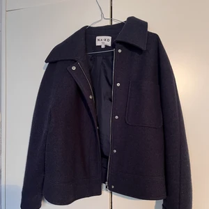 Jacka - Marinblå jacka från NA-KD i storlek 36! 🦋 Knappast använd. Pris kan diskuteras vid snabb affär. Köparen står för eventuell frakt. 🥰