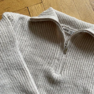 Stickad tröja från Shein - Stickad tröja från Shein, köpt här på Plick men för liten för mig. Står strl. 152 i, skulle säga XXS?
