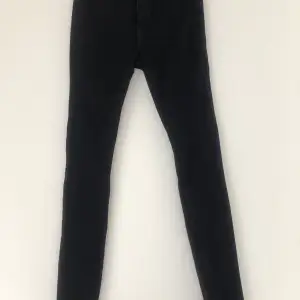 Tajta högmidjade svart jeans från Hollister i storlek W24 L30, passar XS-. Bra skicka enbart använda ett fåtal gånger. Köparen står för frakten. 