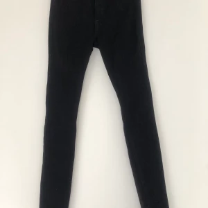 Svarta tajta jeans från Hollister - Tajta högmidjade svart jeans från Hollister i storlek W24 L30, passar XS-. Bra skicka enbart använda ett fåtal gånger. Köparen står för frakten. 