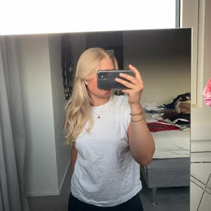  Vit T-shirt - Jättefin vit t-shirt men korta ärmar, buda privat