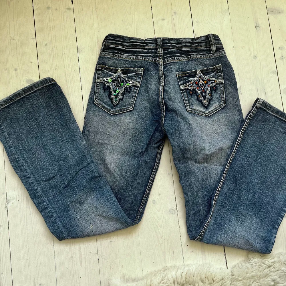 Sjukt snygga jeans med broderier på bakfickorna!! Skulle säga att dem är låg/mid waste och sitter rakt i benen! Angiven storlek i byxorna är 36 (alltså small i vanlig storlek) i byxstorlek skulle jag tippa på 27,32🥰 Måtten är: innerbenslängd 75 cm, midjemått 38. 💕 Hör av dig för fler bilder! Köp direkt för 500kr. Jeans & Byxor.