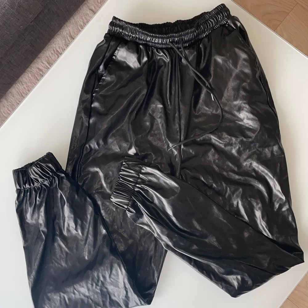 Svarta byxor från shein i storlek XS. Endast provade.. Jeans & Byxor.