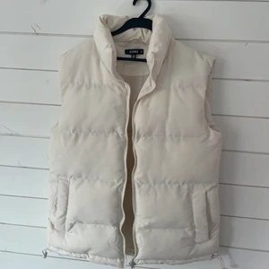 Vit väst - Säljer min oanvända vita väst från Missguided, har ej fått användning av den! Storlek 34