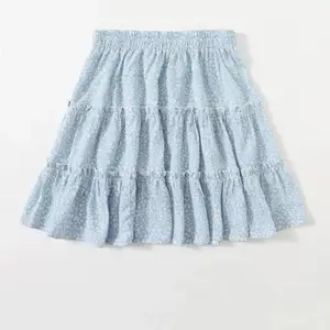 Säljer nu min ljusblå kjol med vitt mönster. Väldigt somrig och fin, aldrig använd💞
