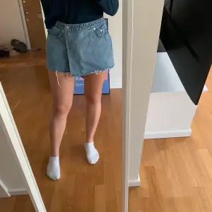 Kjol/shorts från weekday som inte säljs längre på deras hemsida! Jätte bra skick!