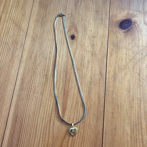Halsband  - Guldhalsband med ett hjärta, säljer för att jag aldrig använder det 