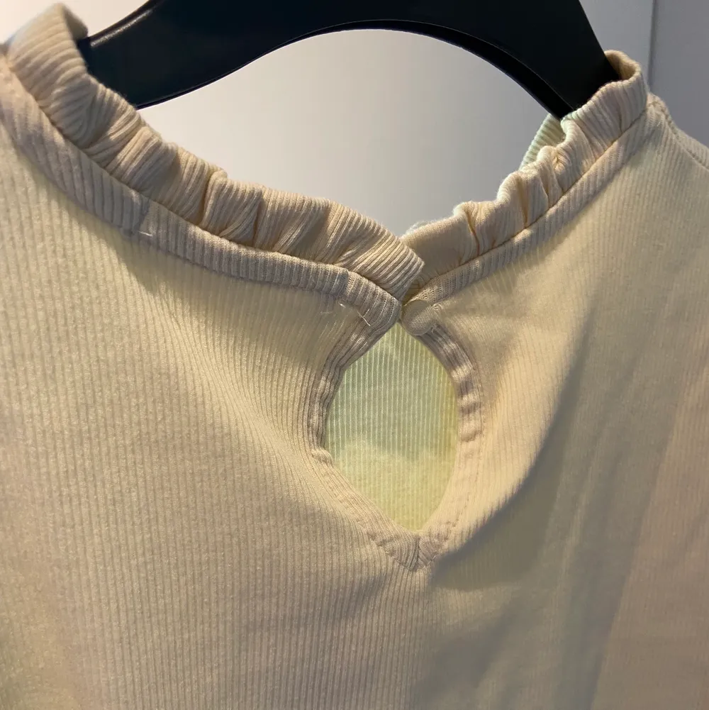 Jättefin beige tajtare tröja köpt från mango, köparen står för frakt. Helt oanvänd!💕 köpt för 199kr, passar s-m❤️. Toppar.