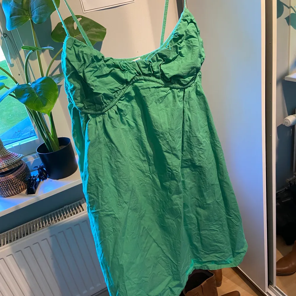 Superfin klänning från zara i en sååå fin grön färg, inga defekter. OBS: Klänningen är skrynklig på bilderna. Köparen står för frakt. Passar flera storlekar💚 Lite osäker på om jag vill sälja men tveka inte på att höra av er vid intresse🥰. Klänningar.