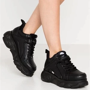 Buffalo Corin - Säljer mina sparsamt använda Buffalo corin sneakers då dem knappt används! Lånade bilder för mina ligger nedpackade men kan fixa egna om så önskas 🥰 står storlek 40 men dem passar med som är en 39a 