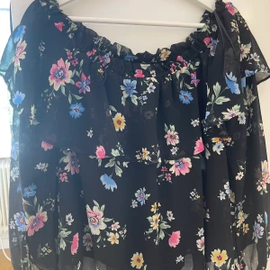 Blommig blus - Säljer denna super fina blus använd få gånger men inte min stil😊