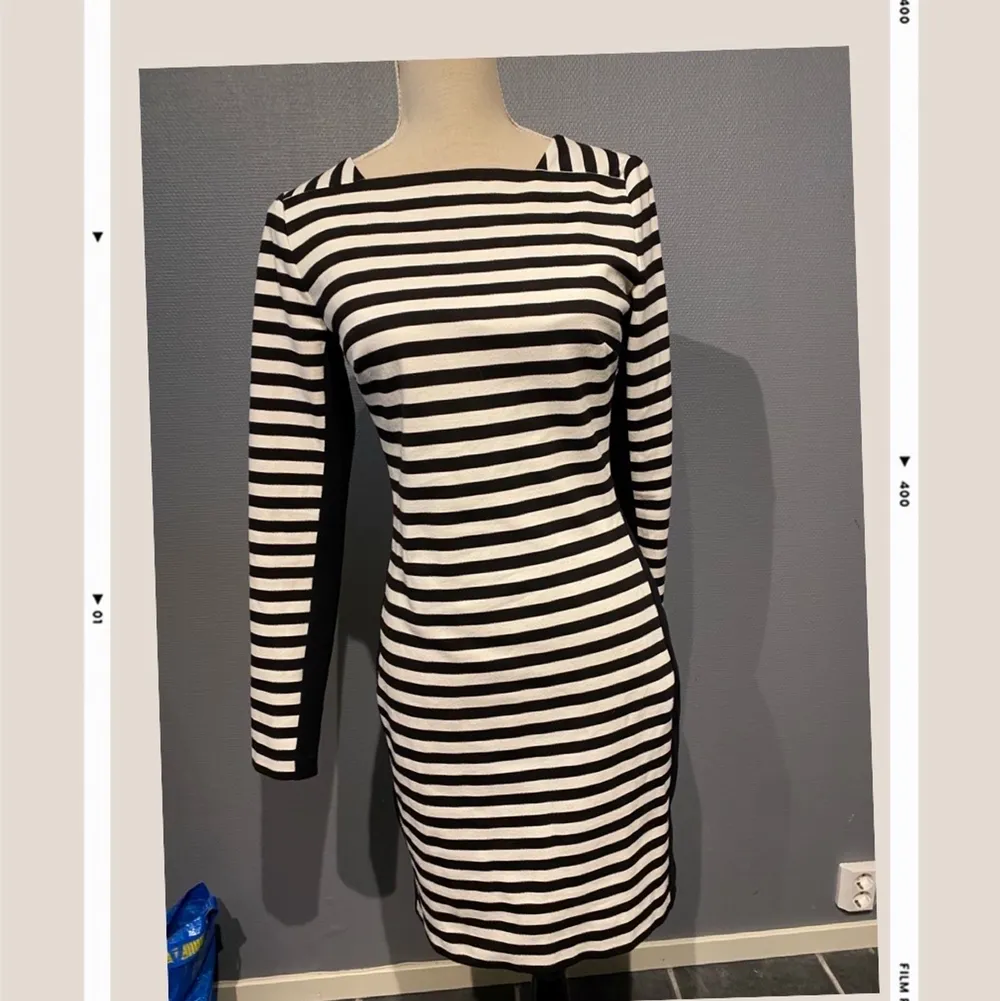 An original Michael Kors dress. Bought from Sellpy but never worn, the tag is still there. I cant use it because of weight loss. It has color block on the sides and on the arm area that gives a slimming effect. The material is think and sits well on your body. I can arrange sending together if buying several items. Please take a look at my other ads on my page❤️. Klänningar.