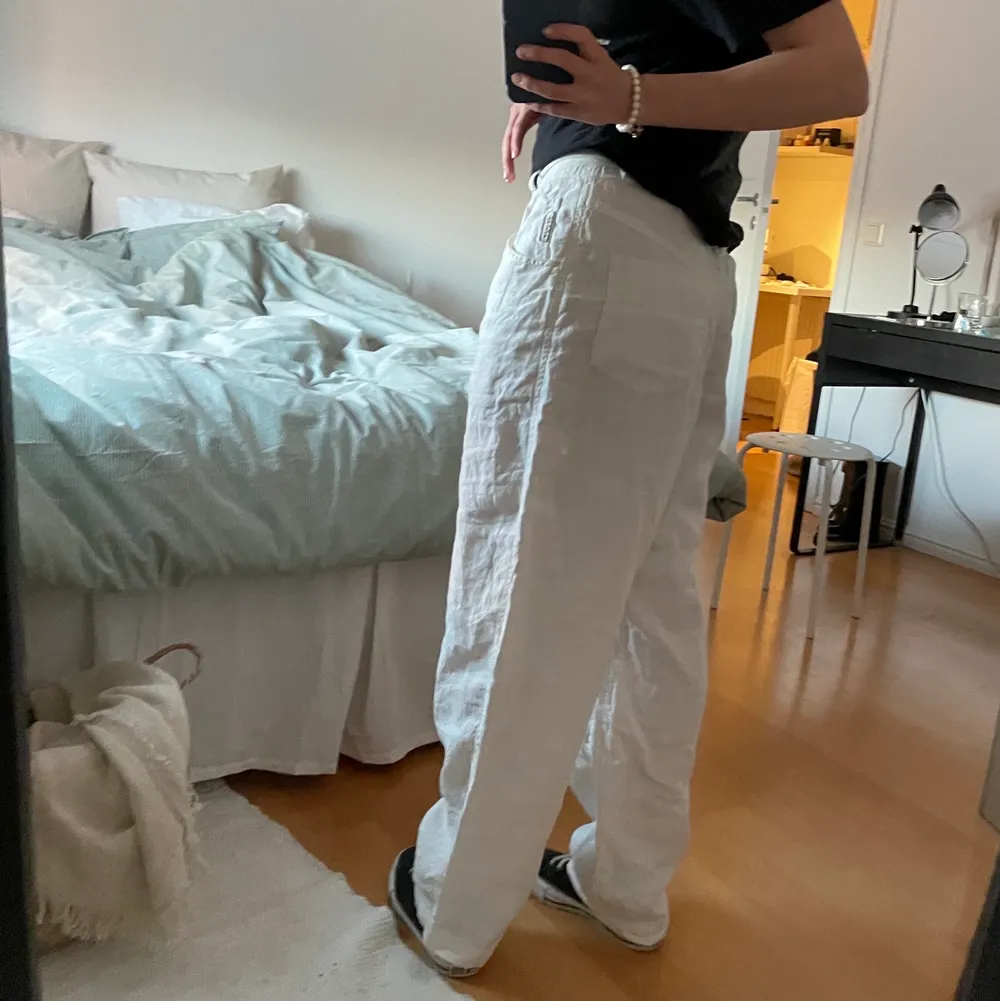 Köpta secondhand men säljer vidare nu då jag fick ett nytt par linnebyxor i present, är från märket inwear. Midjemåttet är 78, de sitter lite baggy och är ganska långa på mig som är 165. Köpare står för frakten, pris kan diskuteras beroende på intresse och vid snabb affär☺️. Jeans & Byxor.