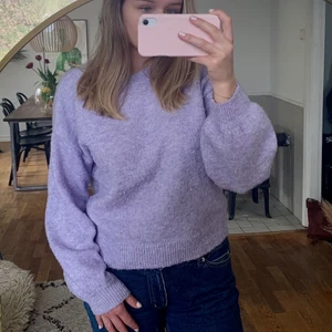 Lila stickad tröja - Lila stickad tröja med söt detalj bak