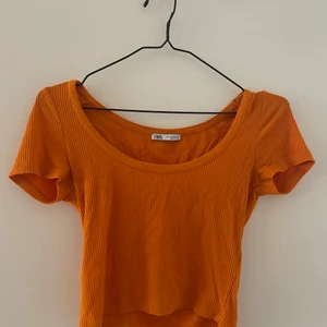 (Neon ish)Orange topp - Topp från Zara storlek S/XS. Super skönt material och väldigt stretchig. Bra kvalitet skriv om ni vill köpa eller har frågor 💓