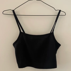 Svart topp - Liten svart topp storlek xs/s stretshigt material. Från H&M, skriv vid frågor💓
