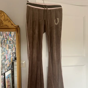 True religion mjukisbyxor - Så snygga true religion mjukisbyxor köpta på loppis men tyvärr för långa på mig:( står storlek m men skulle säga att dom passar xs-m!