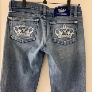 Victoria Beckham jeans  - Supersnygga lågmidjade jeans från Victoria Beckham som är svåra att få tag på eftersom de inte längre säljs i butik. Mina favoriter men säljs nu eftersom de blivit för små. De har tyvärr fått en liten slitning på baksidan (se bild 1) men det syns inte så mycket enligt mig❤️