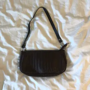 Trendig brun handväska från Gina tricot, aldrig använd :) köptes för 299 säljer för 40kr🌸🌸
