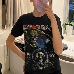 Iron maiden t-shirt - Cool iron maiden tröja i storlek S. Tryck både fram och bak i bra kvalitet!