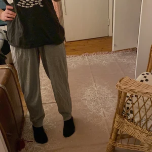 Mjukis byxor  - Gråa tunna mjukis byxor med fickor. Står inte storlek men skulle gissa på M, de är lite förstora på mig som är XS och därför säljer jag de. Men annars är de väldigt sköna och inga synliga märken eller skador.