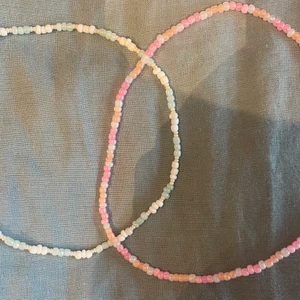 Pärlade halsband!  - Detta är exempel på halsband ni kan beställa. Gör halsband efter beställning och önskemål. Kolla första inlägget om halsband!🫶🏼💓