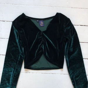 Sammet crop top  - Fin oanvänd tröja från beyond retro i mörkgrön sammet. 