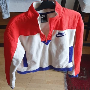 Åkta Nike half zip fleece - Säljer min åkta nike fleece tröja. I mycket bra skick och passar till allt.tröjan är användade 2 gånger Säljer den eftersom den är inte min Still.  passar xs_ m beror på hur man vill ha på sig 