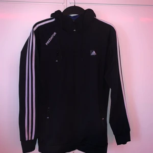 Adidas zip up hoodie - En riktigt fin adidas zip up hoodie som är helt ny. Storleken är mer riktad åt M/L