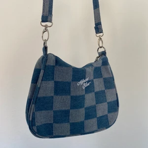 Super snygg väska - Super snygg axelväska i denim, köpt på shein för något år sedan men tyvärr aldrig kommit till användning och därav säljer jag nu den. Skicka privat vid frågor eller intresse🤍🤍