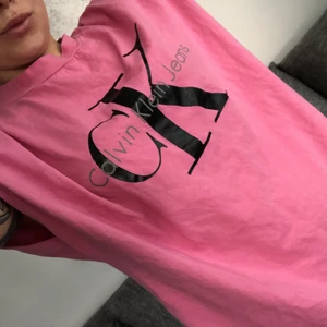 Calvin Klein t-shirt  - Oversized t-shirt från Calvin Klein sparsamt använd. Köpt på åhlens 2018(?)