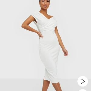 NLY OneClassy Shoulder Dress - Säljer denna vita nelly klänningen som passar perfekt till studenten eller studentmottagning. Har använts endast 1 gång. Sitter väldigt tight och åtformande. Slits där bak längst ner. Draperat vid axlarna.