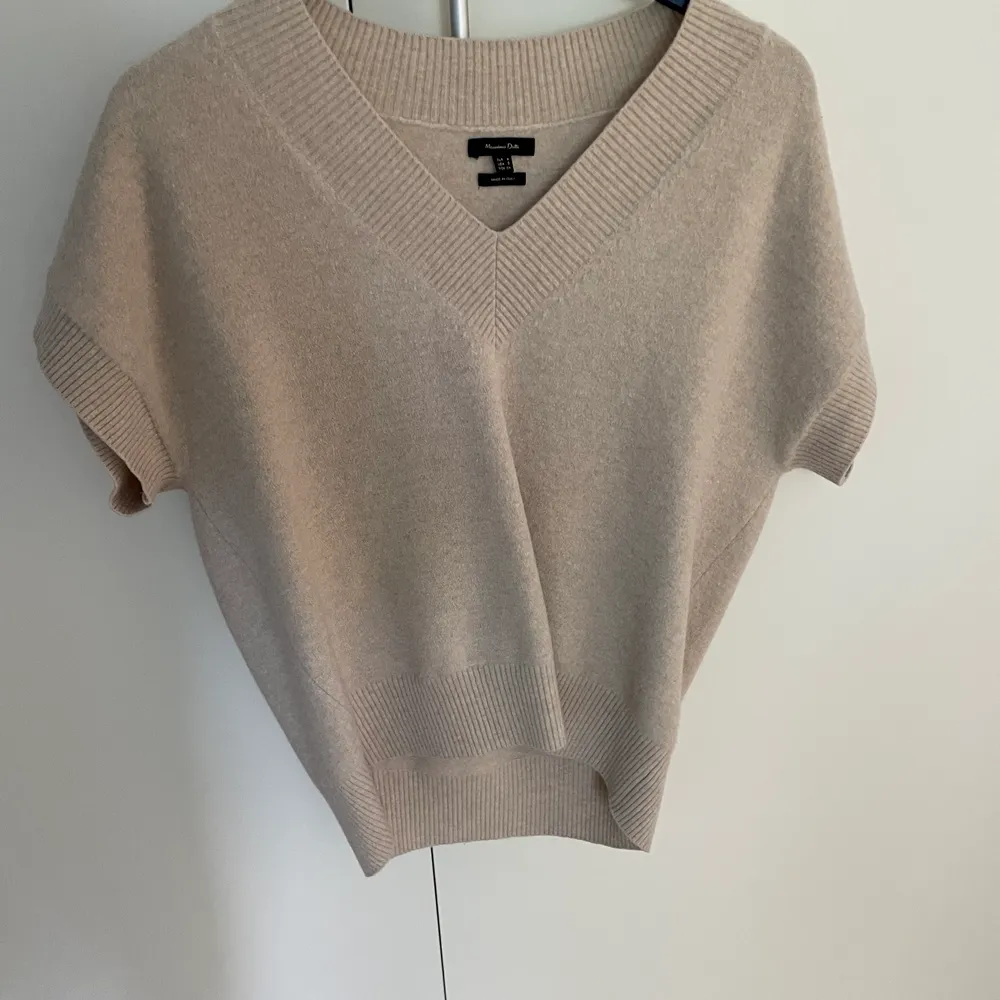 Säljer denna jätte fina beige västen från Massimo dutti pågrund av att de inte kommer till användning🙌🏻. Stickat.