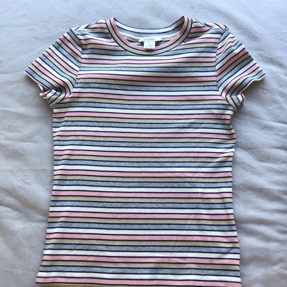 Säljer denna jätte fina tröjan från Monki i xs, jätte fint skick och använd fåtal gånger. Säljer pågrund av att den inte kommer till användning längre💖 (köparen står för frakt 🚚 ). T-shirts.