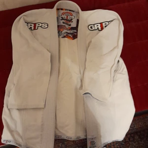 Två kamsports tröjor billigt  - Kampsport tröja passar storlek M och S på båda säljer dom tillsammans för samma pris