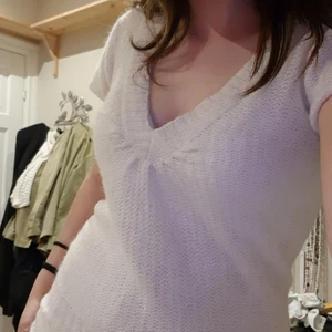 T-shirt - Gullig stickad t-shirt, sticker lite men är ändå skön. Köptes secondhand för 100kr, använd 3-5 gånger men i bra skick (: