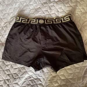 Versace bathing trunks. Size medium,  Nypris 2400,  condition 9/10 endast testade, tags och påse medföljer, 