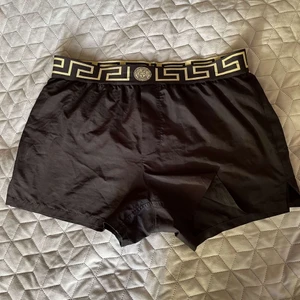 Versace badbyxor - Versace bathing trunks. Size medium,  Nypris 2400,  condition 9/10 endast testade, tags och påse medföljer, 